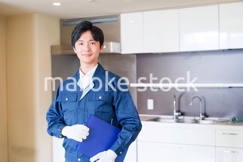 誠実な雰囲気でマンションの点検をする男性の作業員