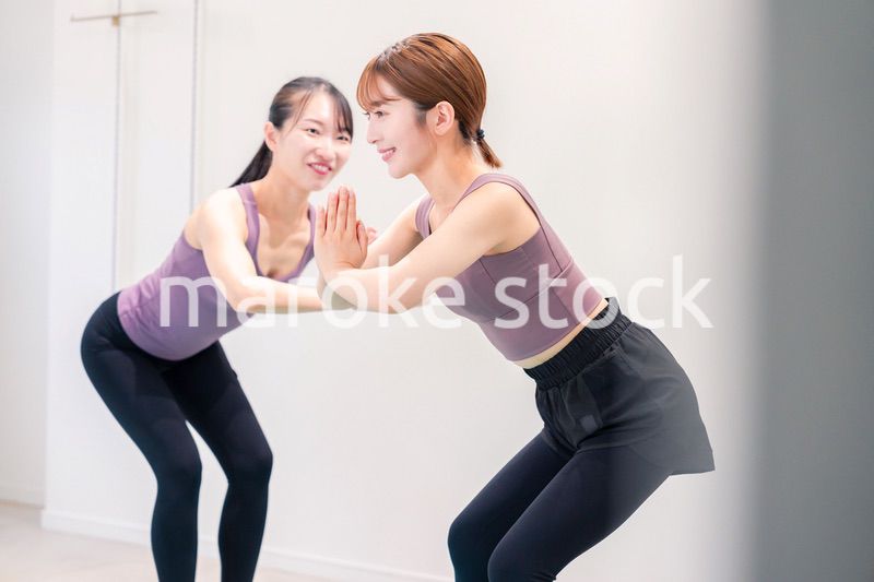 ヨガ教室でヨガをする2人の女性
