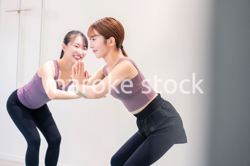 ヨガ教室でヨガをする2人の女性