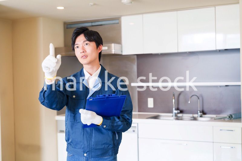 誠実な雰囲気でマンションの点検をする男性の作業員