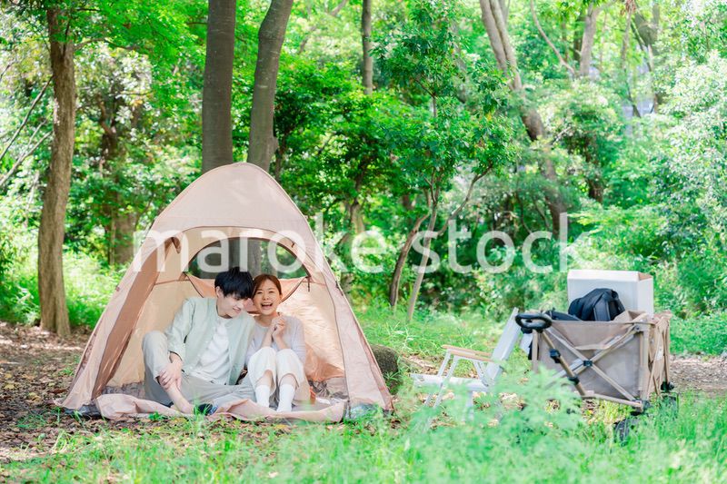 テントでキャンプをする若いカップル