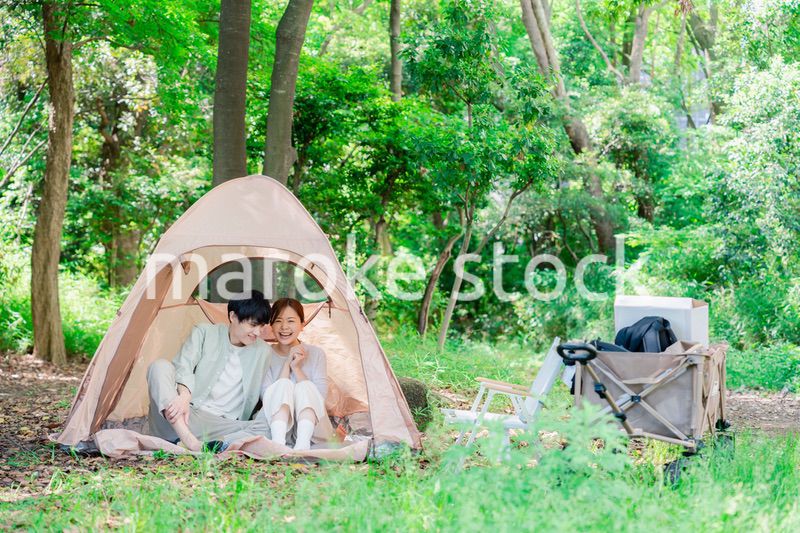 テントでキャンプをする若いカップル