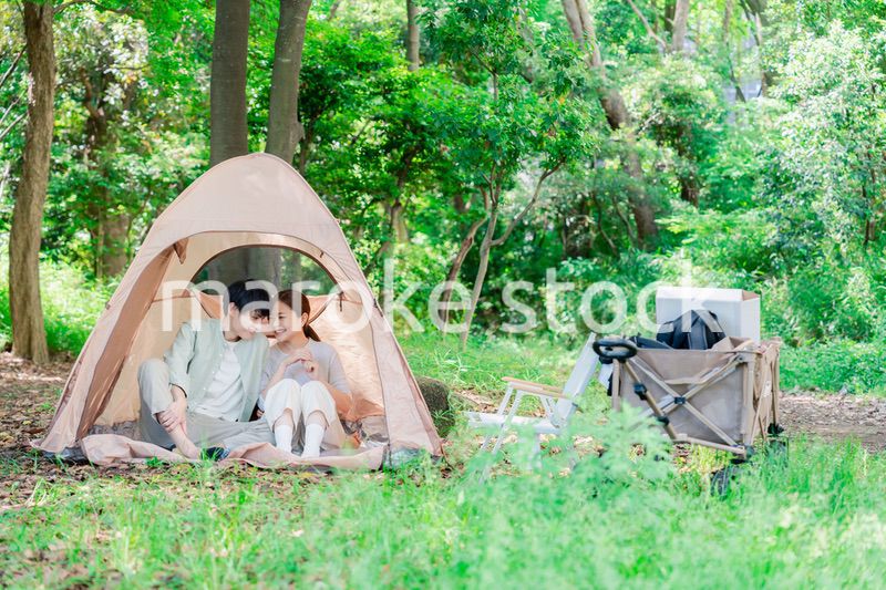 テントでキャンプをする若いカップル
