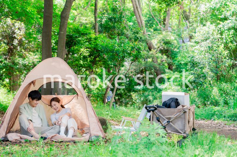 テントでキャンプをする若いカップル