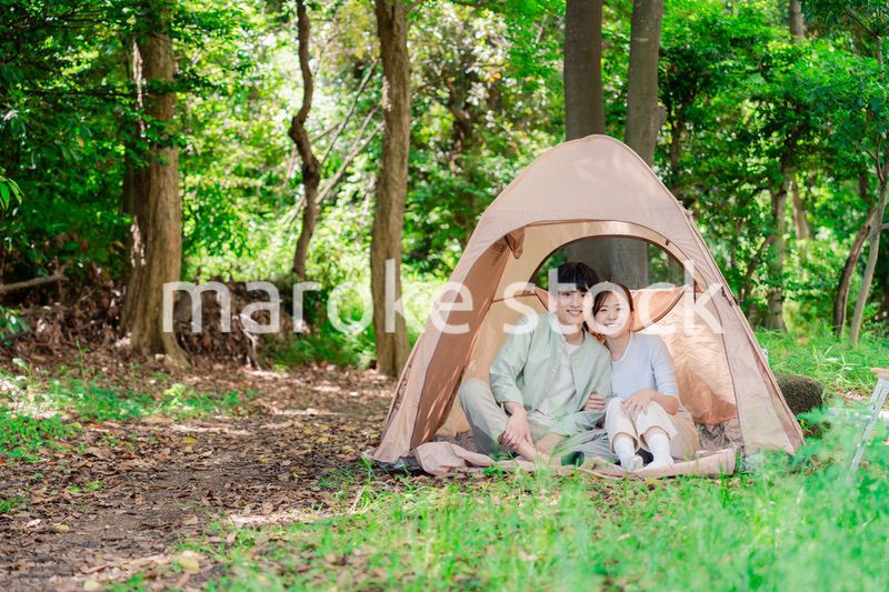 テントでキャンプをする若いカップル