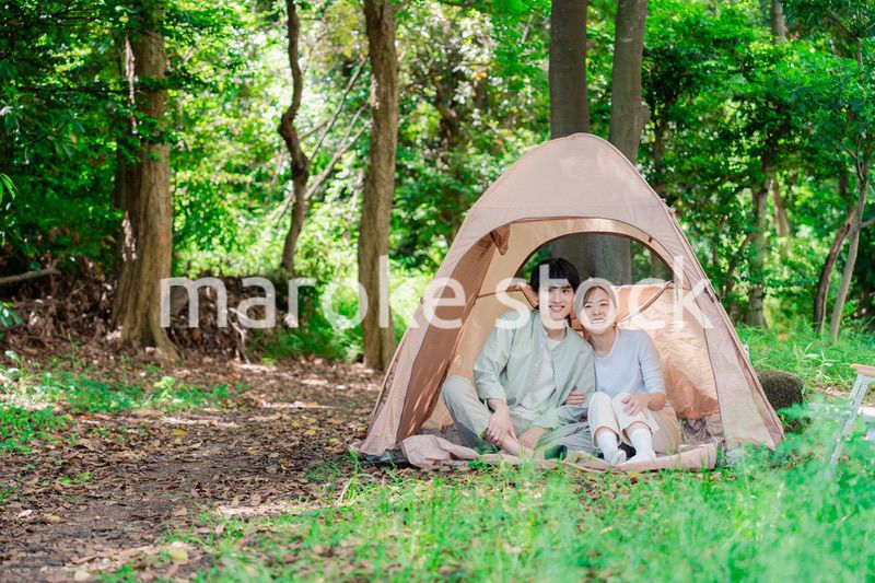 テントでキャンプをする若いカップル