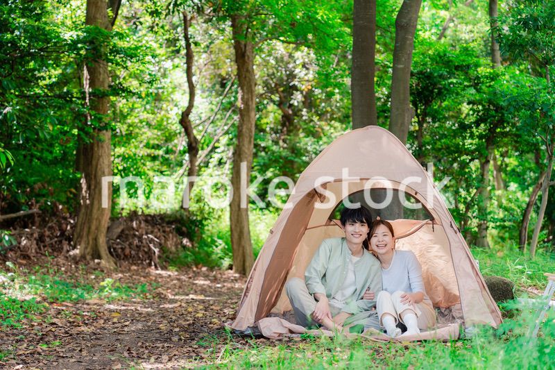 テントでキャンプをする若いカップル
