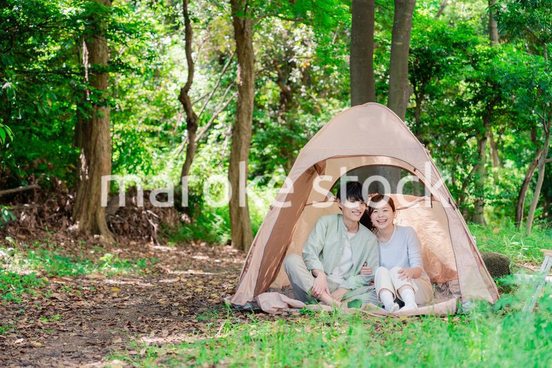 テントでキャンプをする若いカップル
