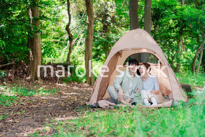 テントでキャンプをする若いカップル