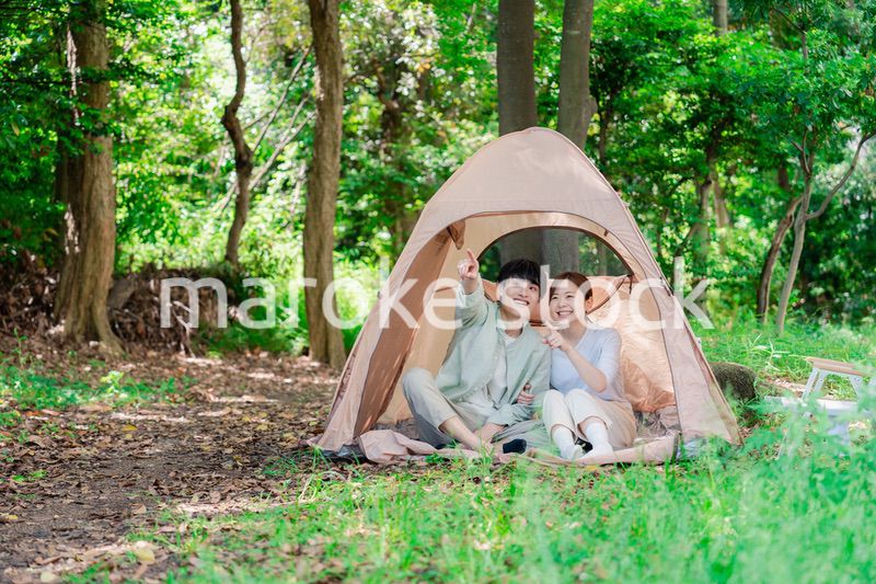 テントでキャンプをする若いカップル
