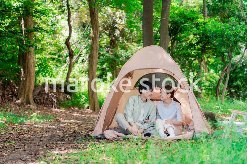 テントでキャンプをする若いカップル