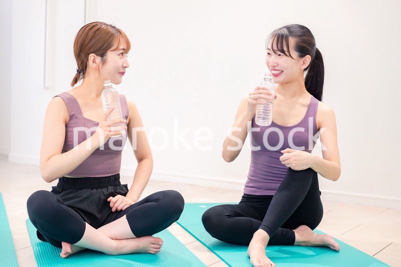 ヨガ教室でヨガをする2人の女性