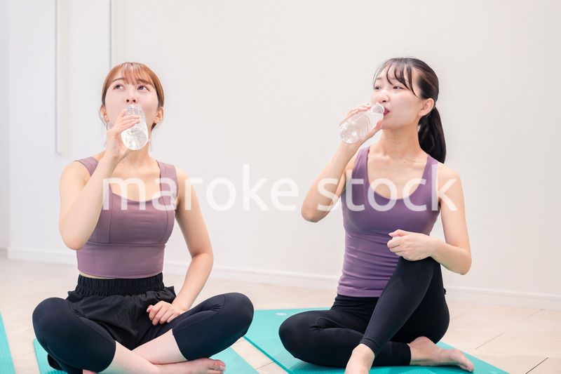 ヨガ教室でヨガをする2人の女性