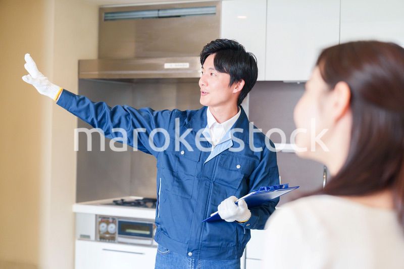 マンションを戸別訪問して点検をする業者の男性