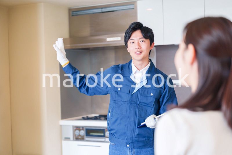 マンションを戸別訪問して点検をする業者の男性