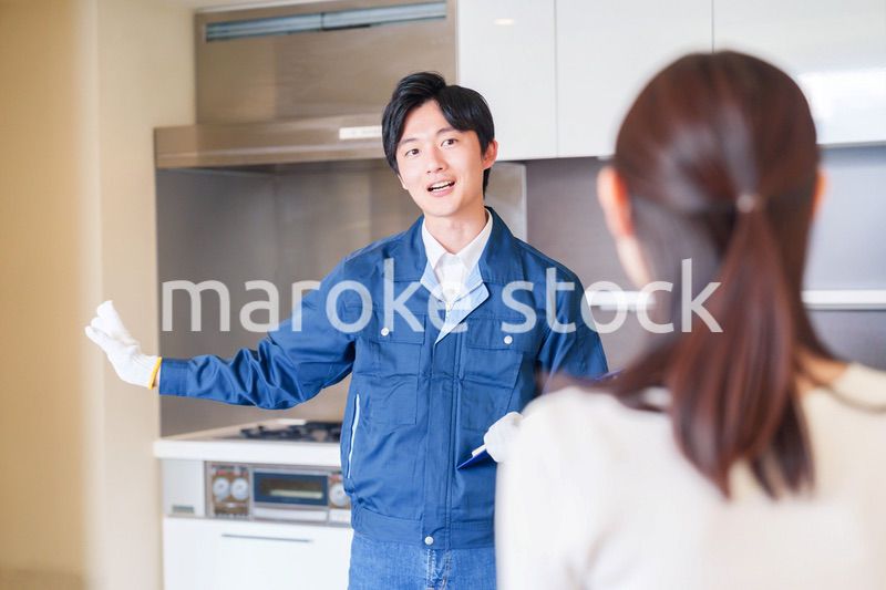 マンションを戸別訪問して点検をする業者の男性