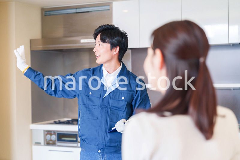 マンションを戸別訪問して点検をする業者の男性