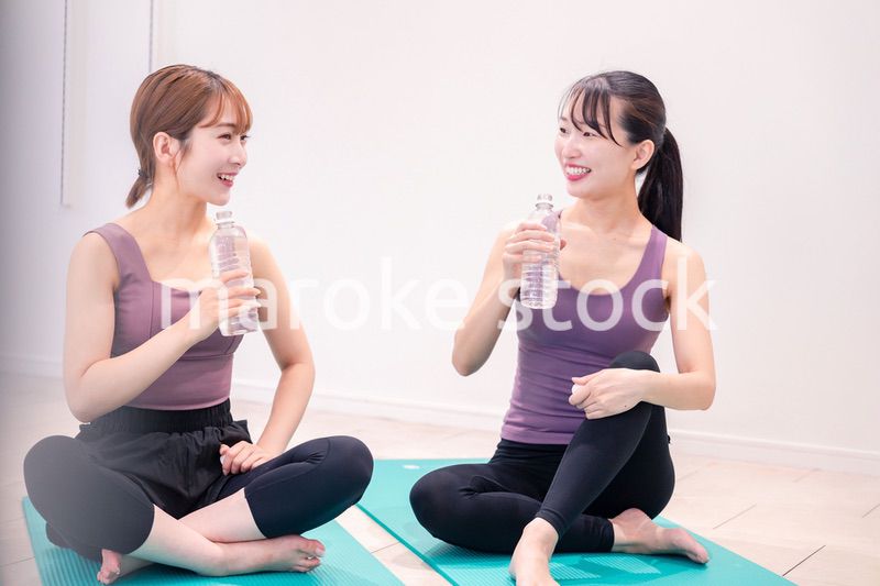 ヨガ教室でヨガをする2人の女性
