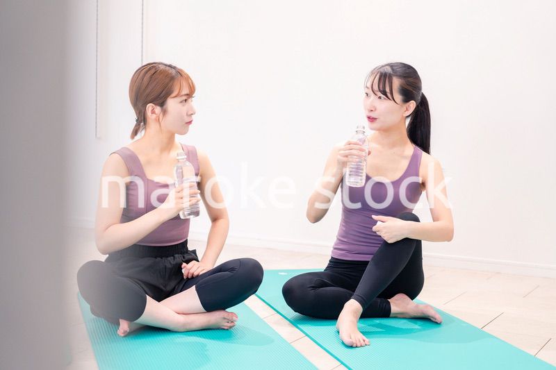 ヨガ教室でヨガをする2人の女性