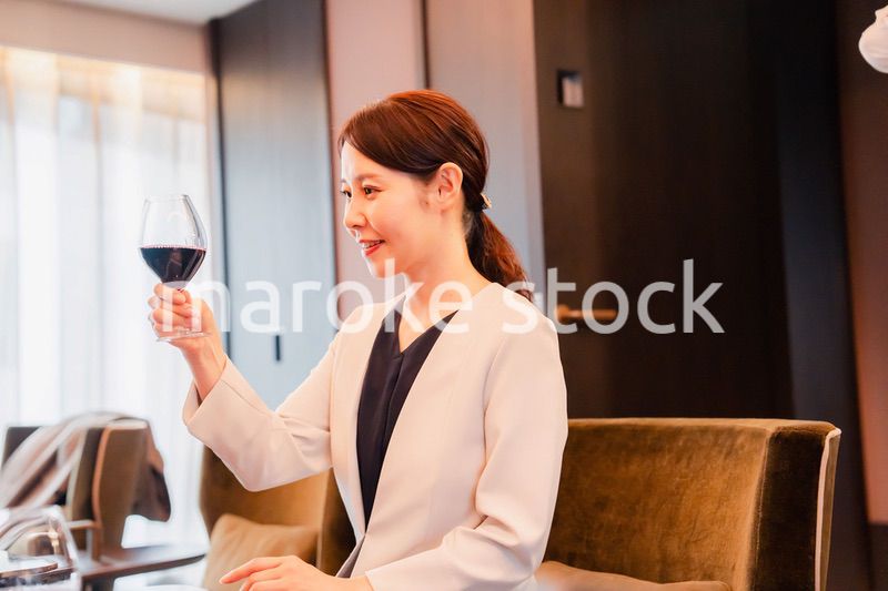 ワインの香りを楽しむ若い女性