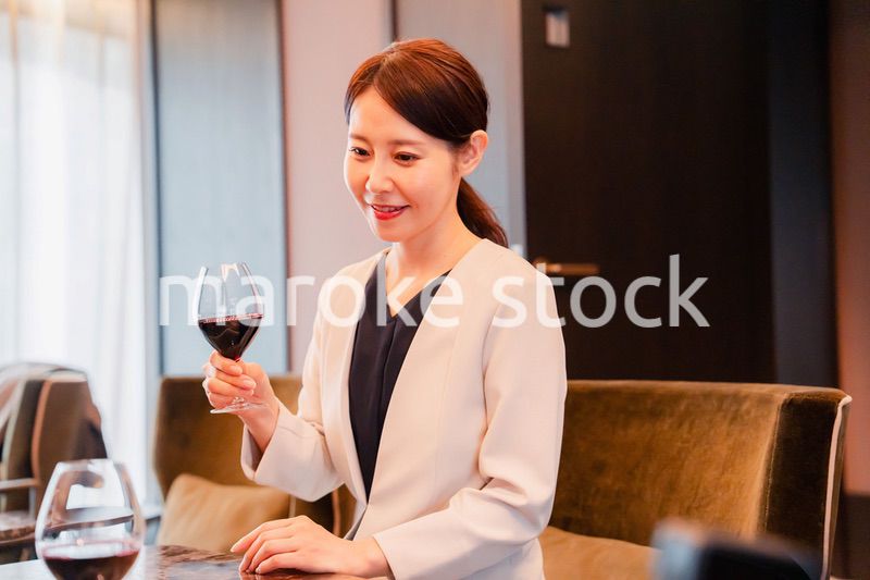 ワインの香りを楽しむ若い女性