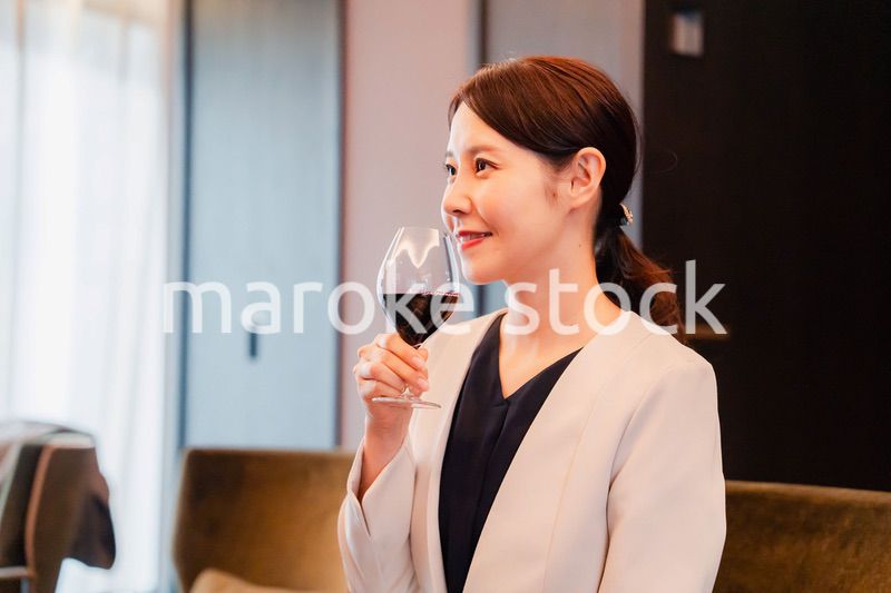 ワインの香りを楽しむ若い女性