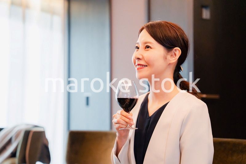 ワインの香りを楽しむ若い女性