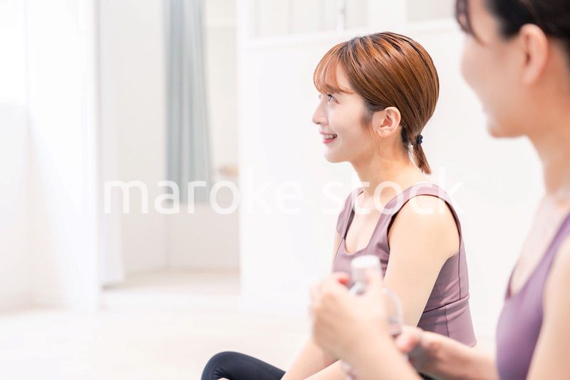 ヨガ教室でヨガをする2人の女性