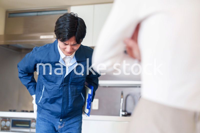 お客様に頭を下げてお詫びをする作業員の男性