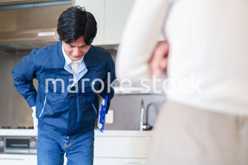 お客様に頭を下げてお詫びをする作業員の男性