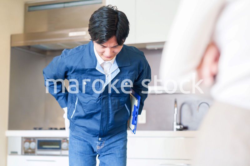 お客様に頭を下げてお詫びをする作業員の男性