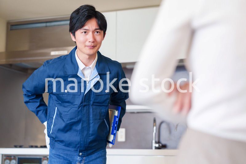 お客様に頭を下げてお詫びをする作業員の男性