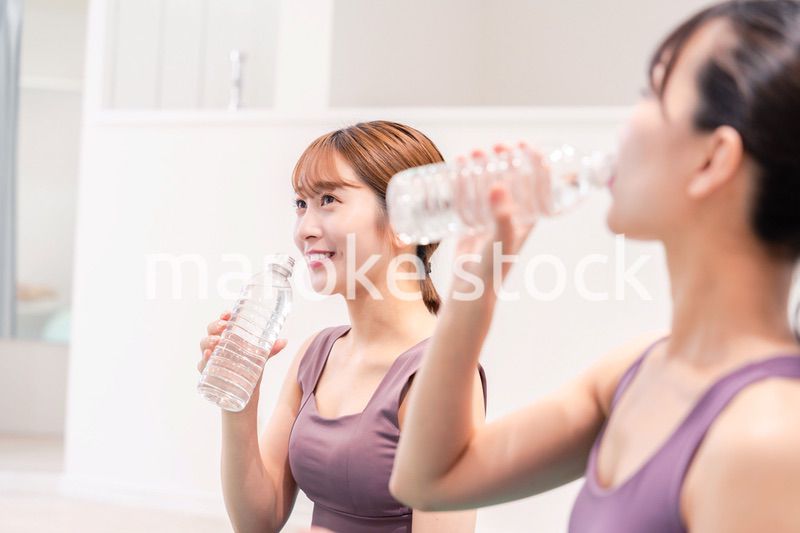 ヨガ教室でヨガをする2人の女性