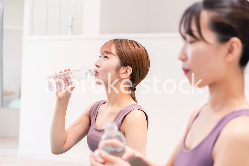 ヨガ教室でヨガをする2人の女性