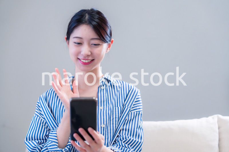 スマホでビデオ通話をする若い女性