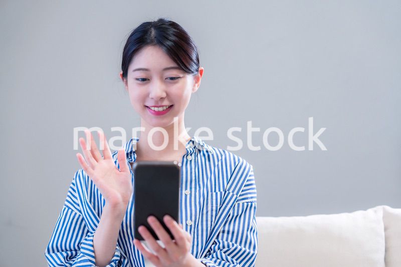 スマホでビデオ通話をする若い女性