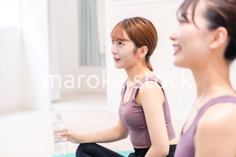 ヨガ教室でヨガをする2人の女性
