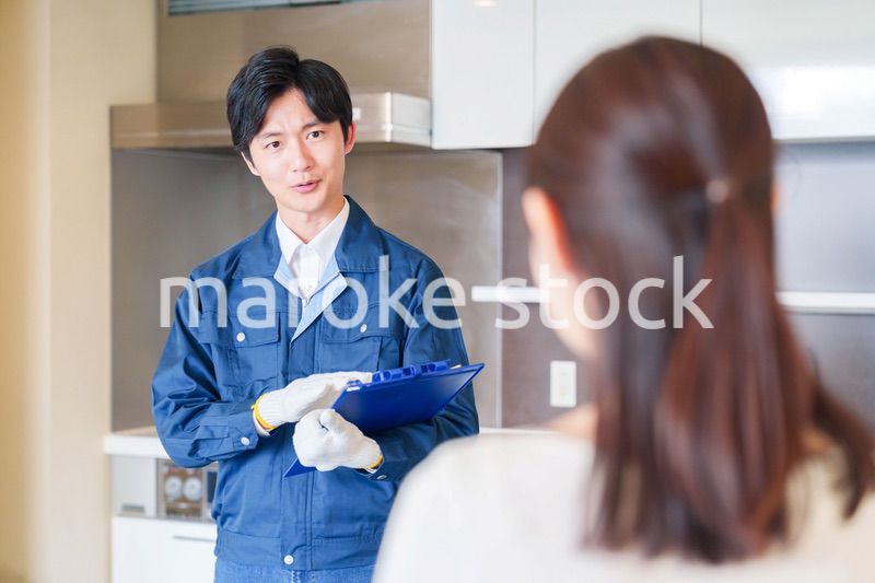 マンションを戸別訪問して点検をする業者の男性