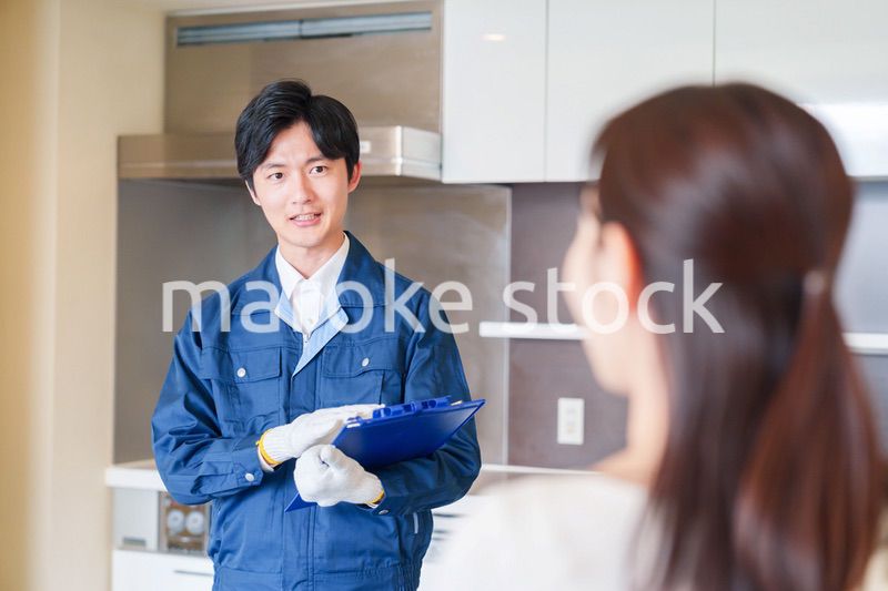 マンションを戸別訪問して点検をする業者の男性