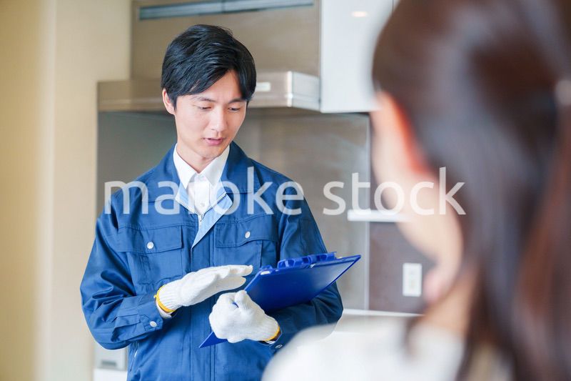 マンションを戸別訪問して点検をする業者の男性