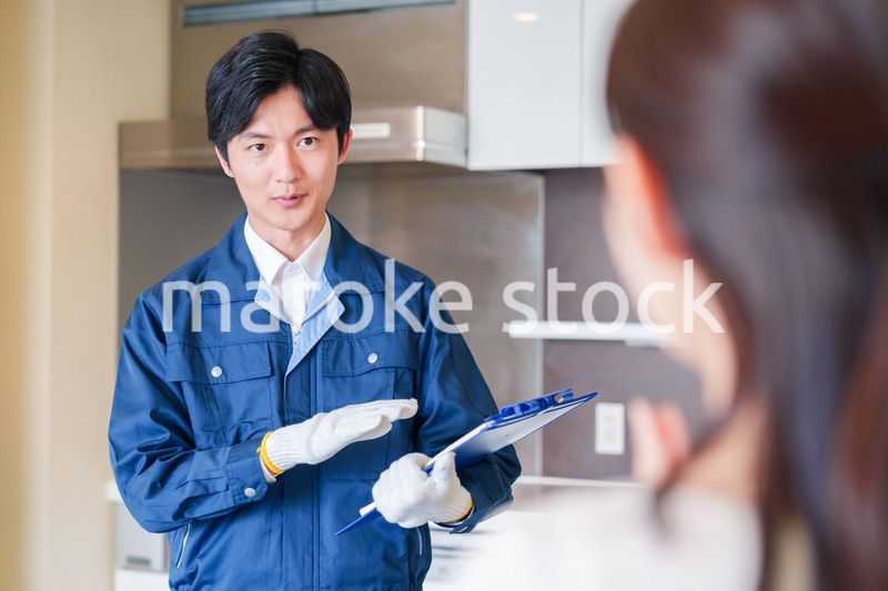 マンションを戸別訪問して点検をする業者の男性