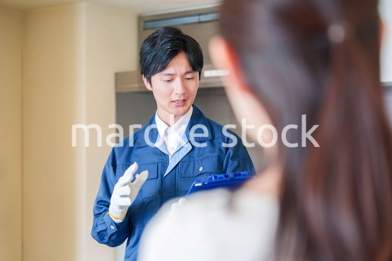 マンションを戸別訪問して点検をする業者の男性