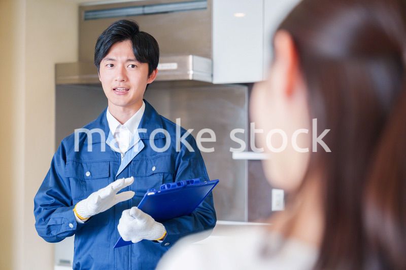 マンションを戸別訪問して点検をする業者の男性