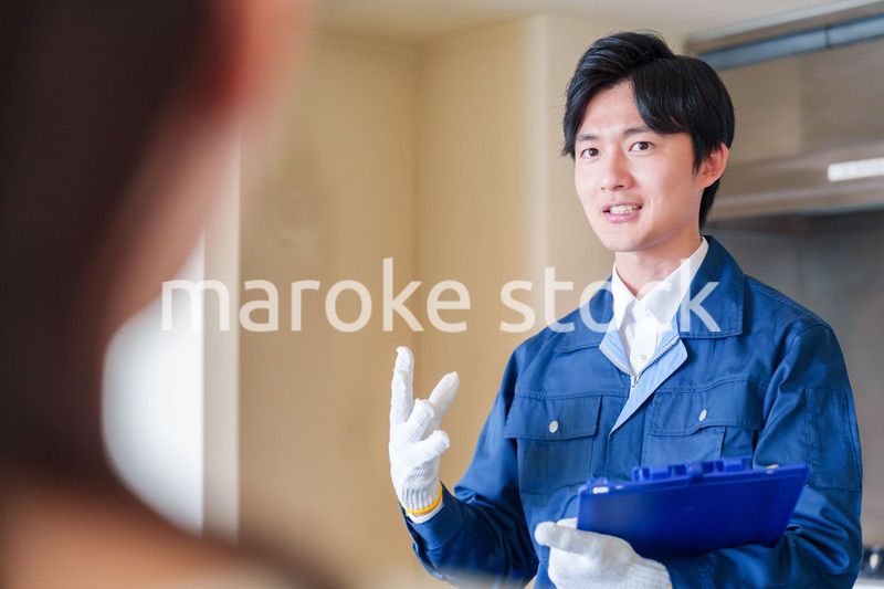 マンションを戸別訪問して点検をする業者の男性