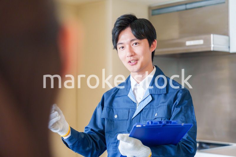 マンションを戸別訪問して点検をする業者の男性