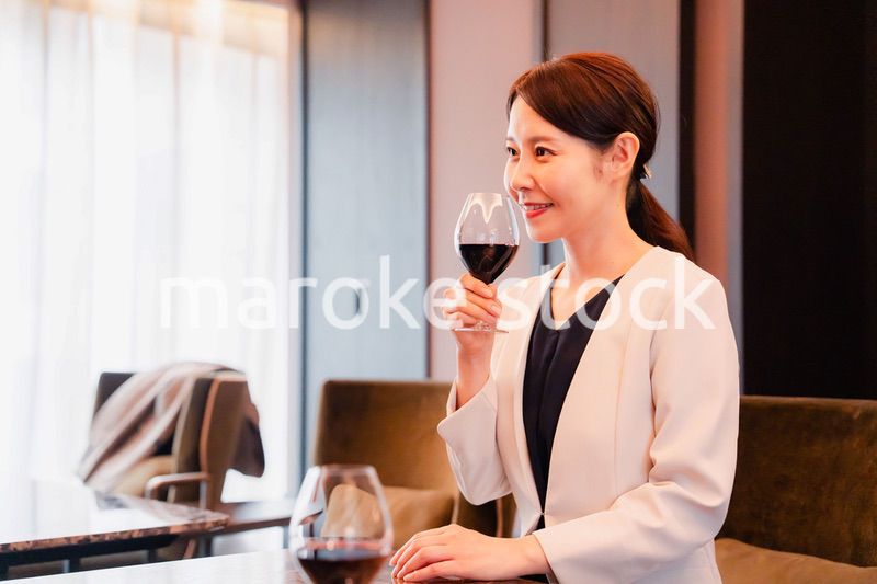 ワインの香りを楽しむ若い女性