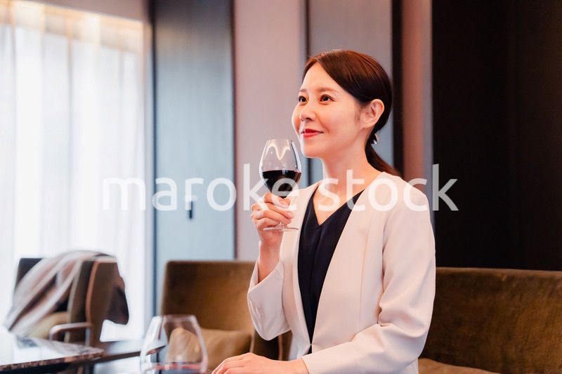 ワインの香りを楽しむ若い女性