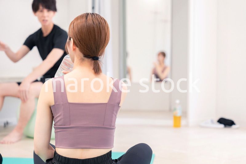 ジムで体を鍛える若い女性