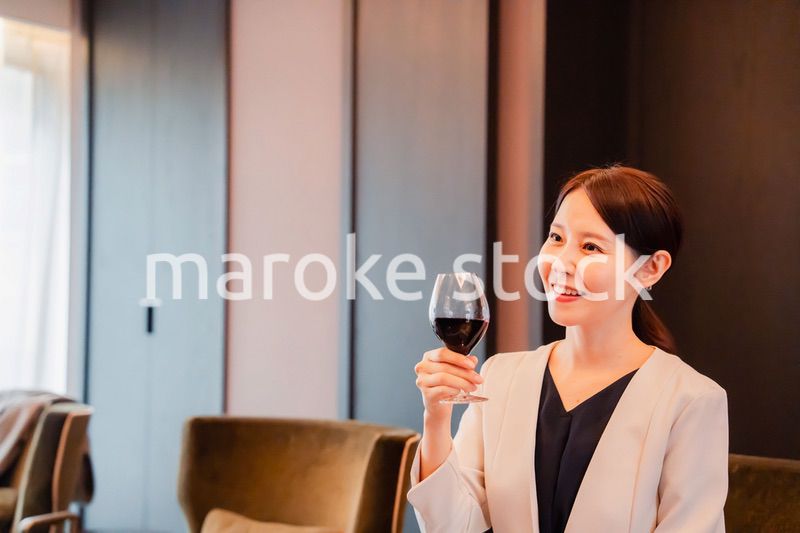 ワインの香りを楽しむ若い女性