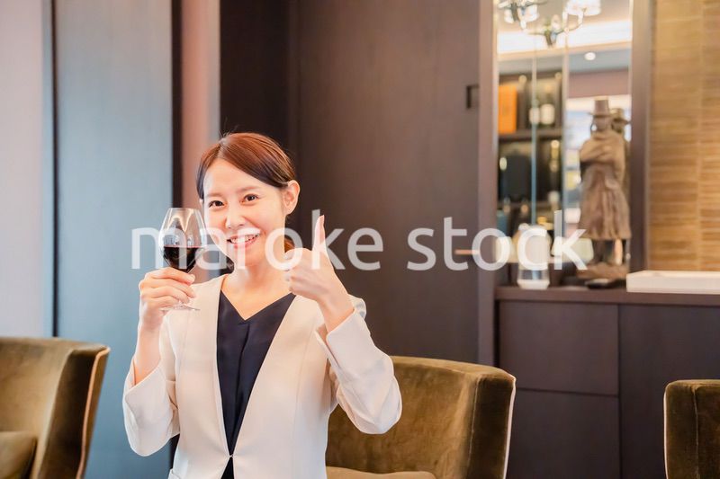 ワインの香りを楽しむ若い女性